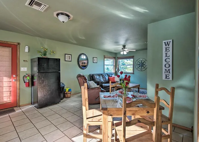 Broken Bow Cottage With Deck, Hot Tub And Fire Pit!