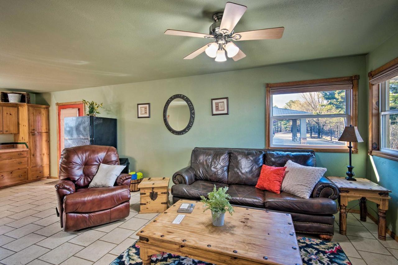 With Deck, Hot Tub And Fire Pit! Holiday home Broken Bow