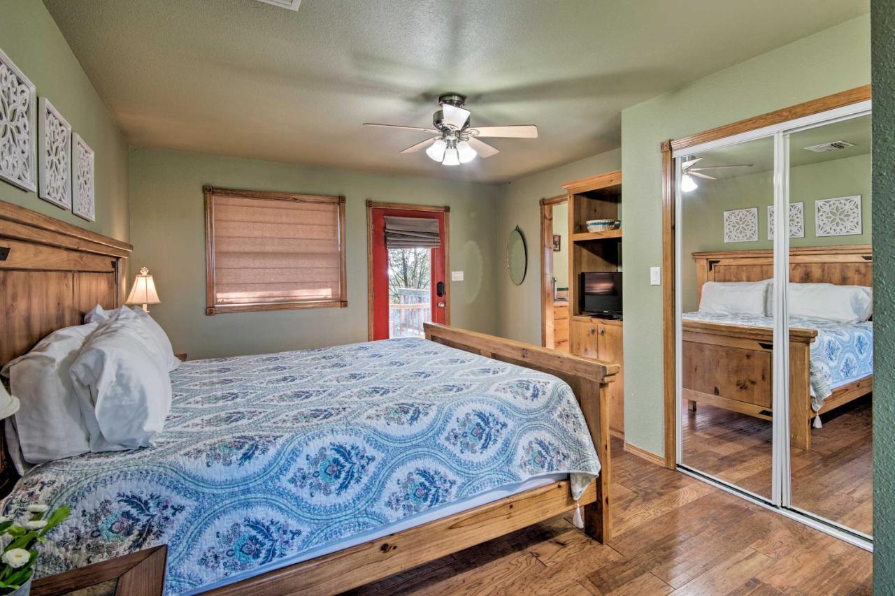 With Deck, Hot Tub And Fire Pit! Broken Bow
