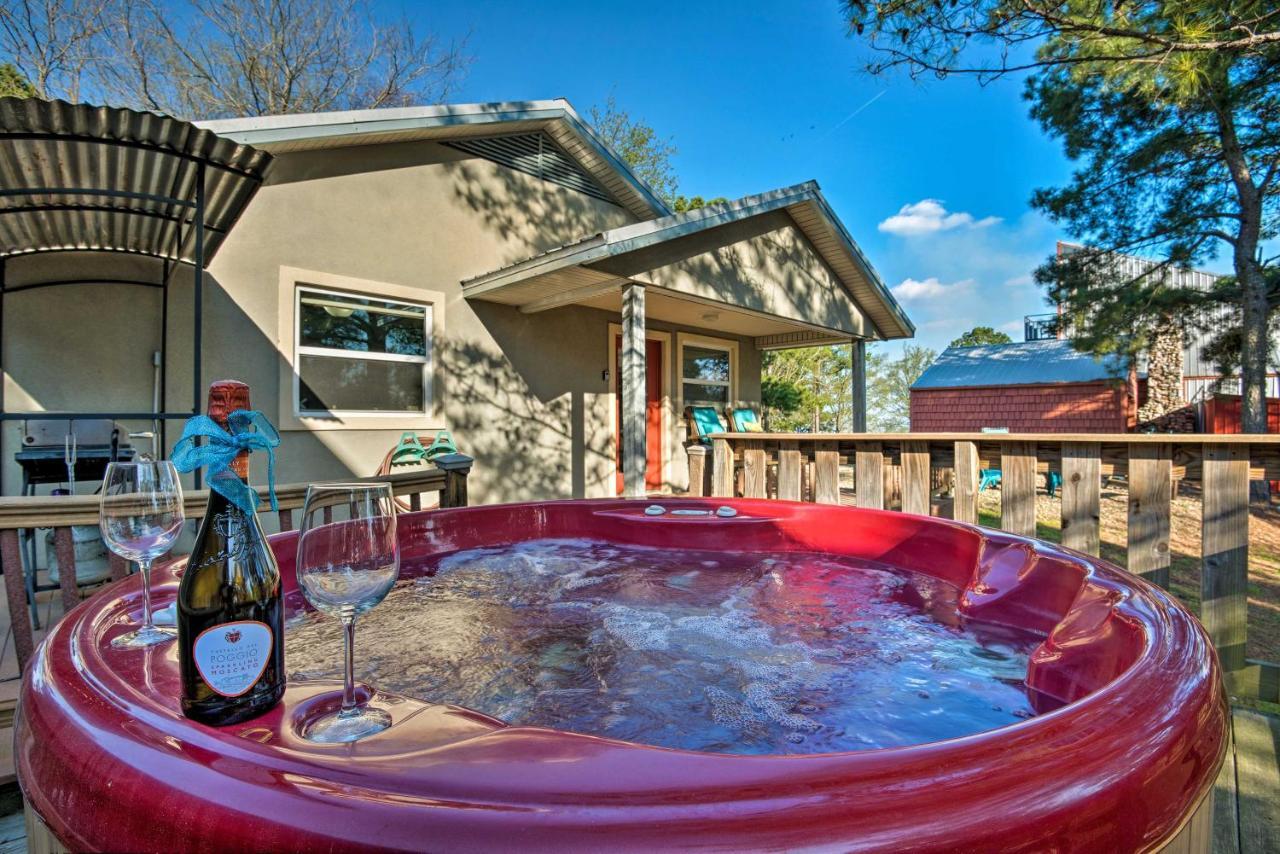 With Deck, Hot Tub And Fire Pit! Holiday home