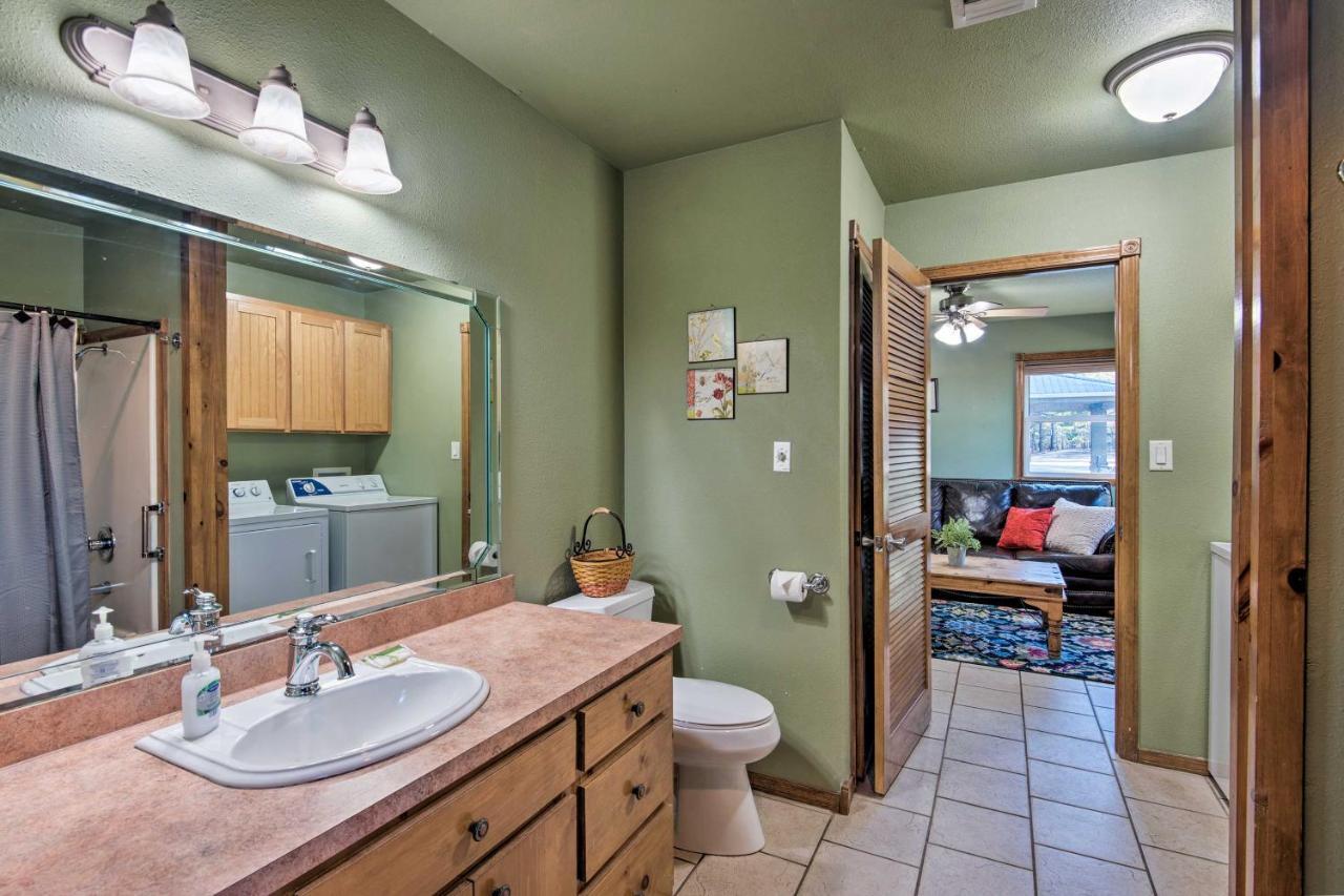With Deck, Hot Tub And Fire Pit! * Broken Bow